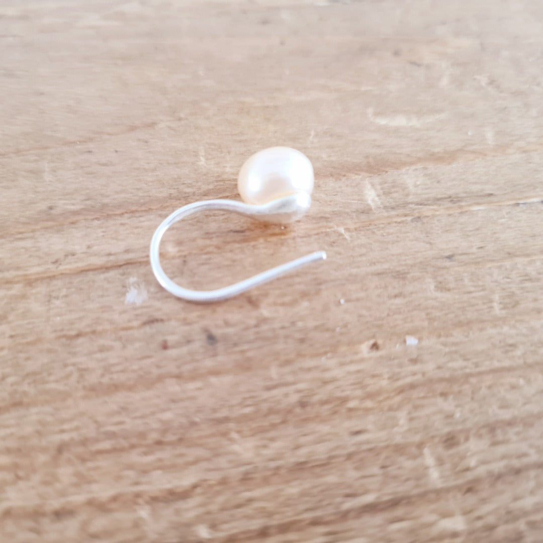 Zilverkleurige oorbellen met roze zoetwaterparel