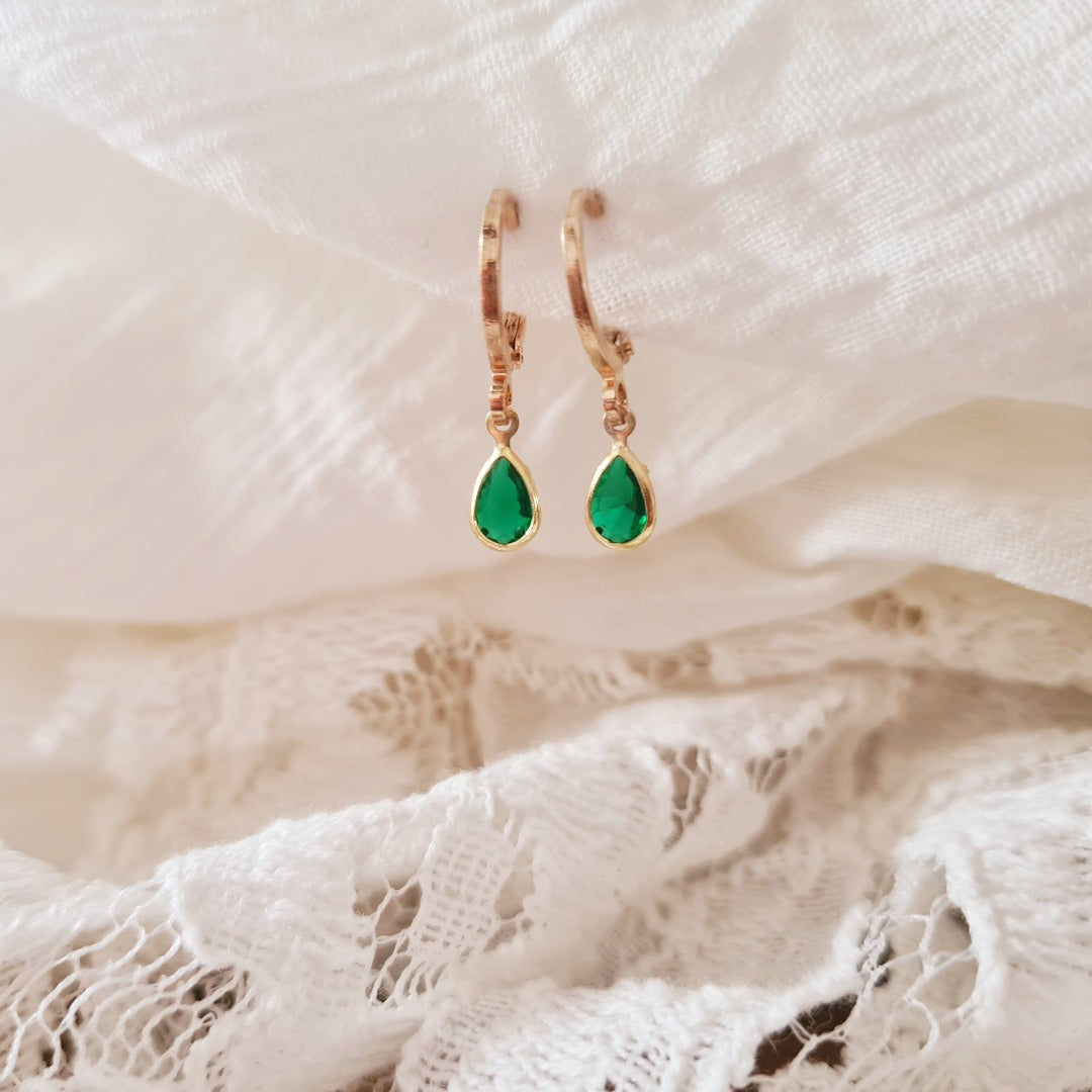 Goudkleurige ringetjes met groen druppelsteentje