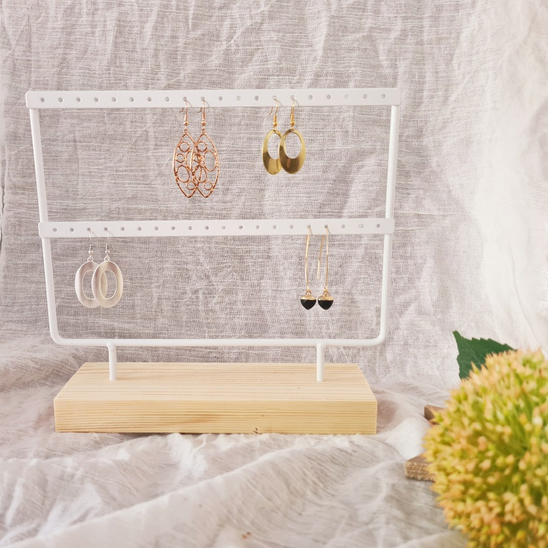 Wit oorbellenrek met houten voet – 2 rijen, 40 gaatjes