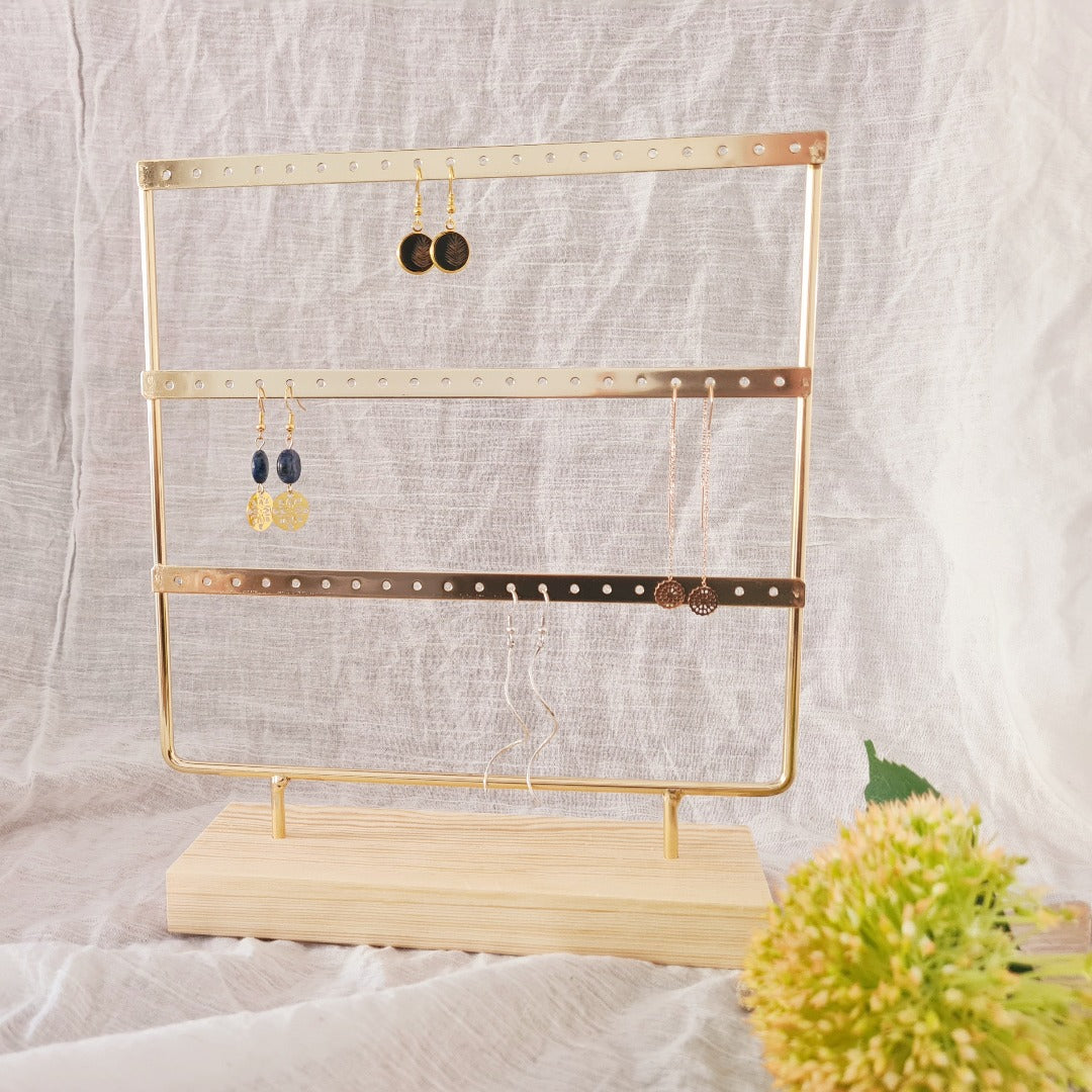 Gouden oorbellenrek met houten voet – 3 rijen, 60 gaatjes