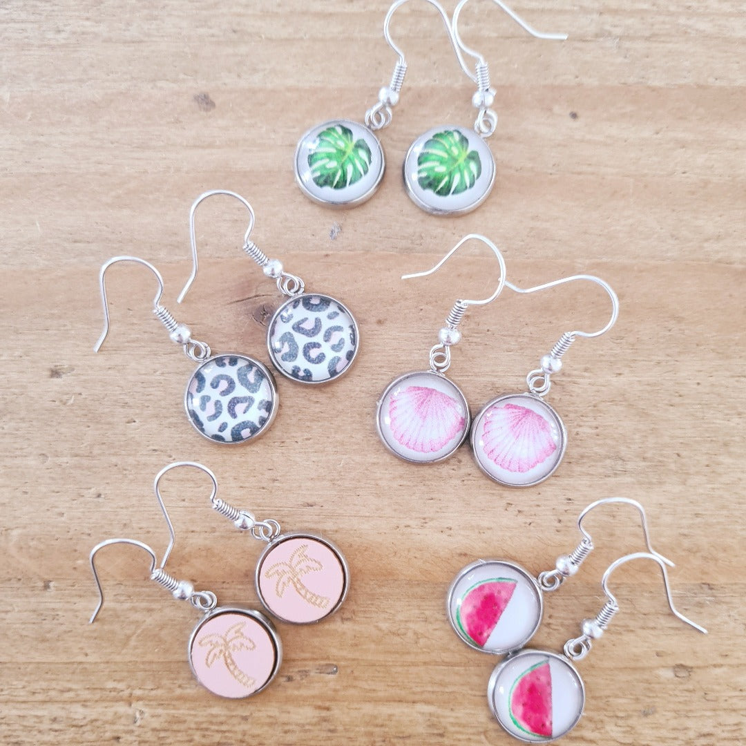 Zilverkleurige oorbellen met roze palmboomprint