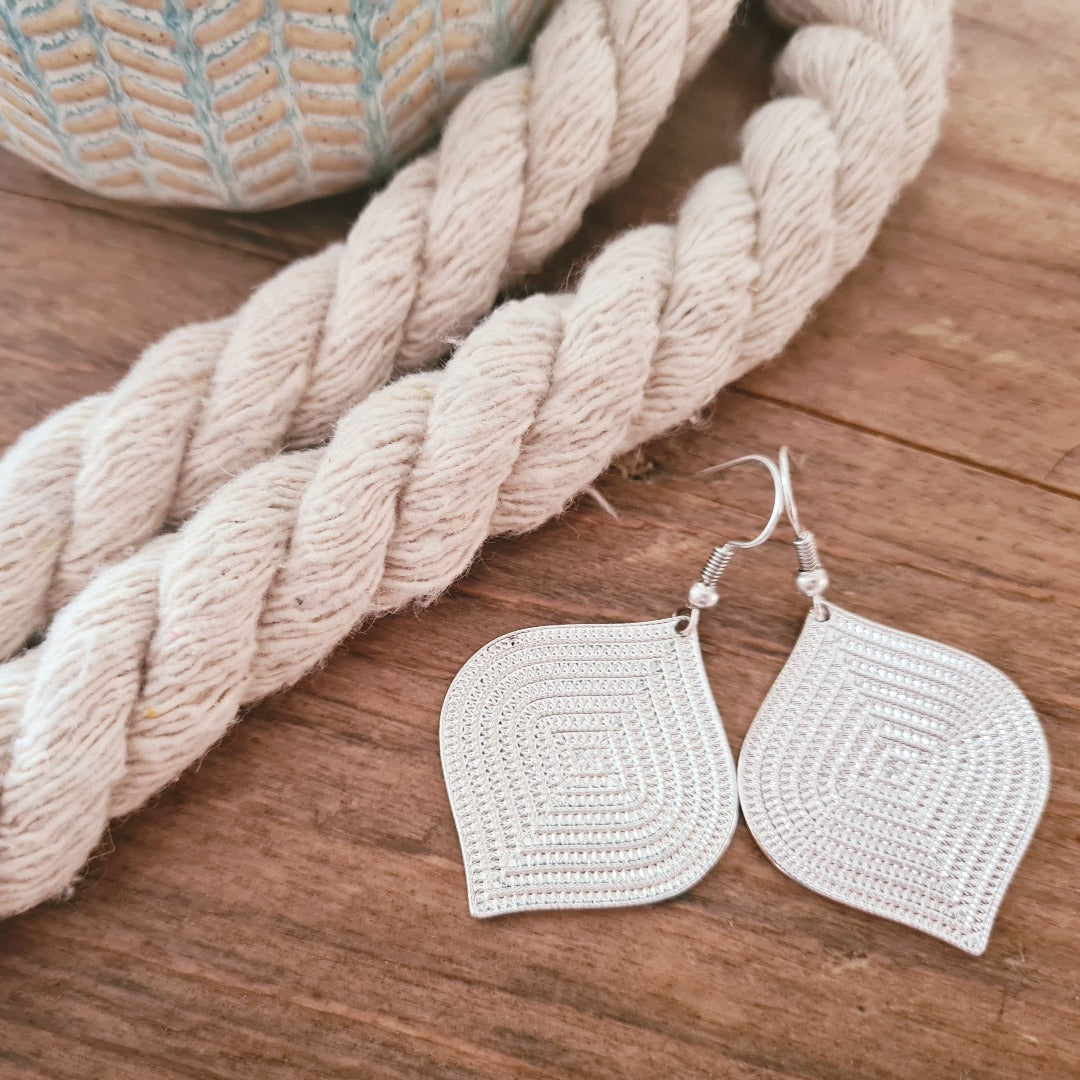 Medium druppeloorbellen in zilver met elegant lijnenspel