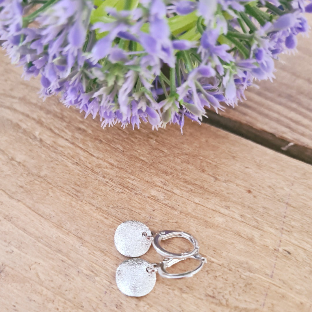 Ringetjes met feestelijk hangertje zilver