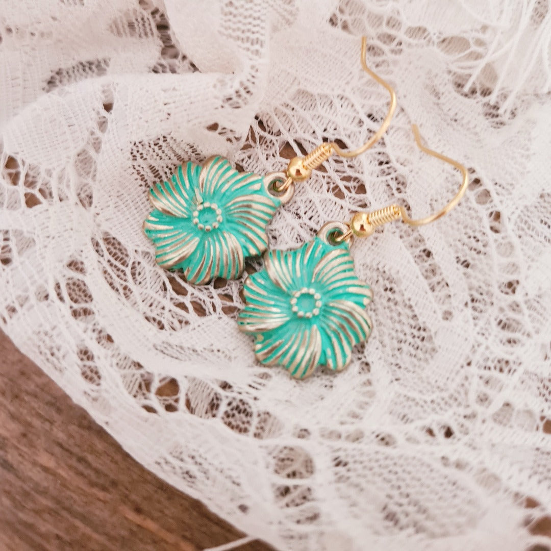 Geoxideerde oorbel in goud met bloemvormige hanger