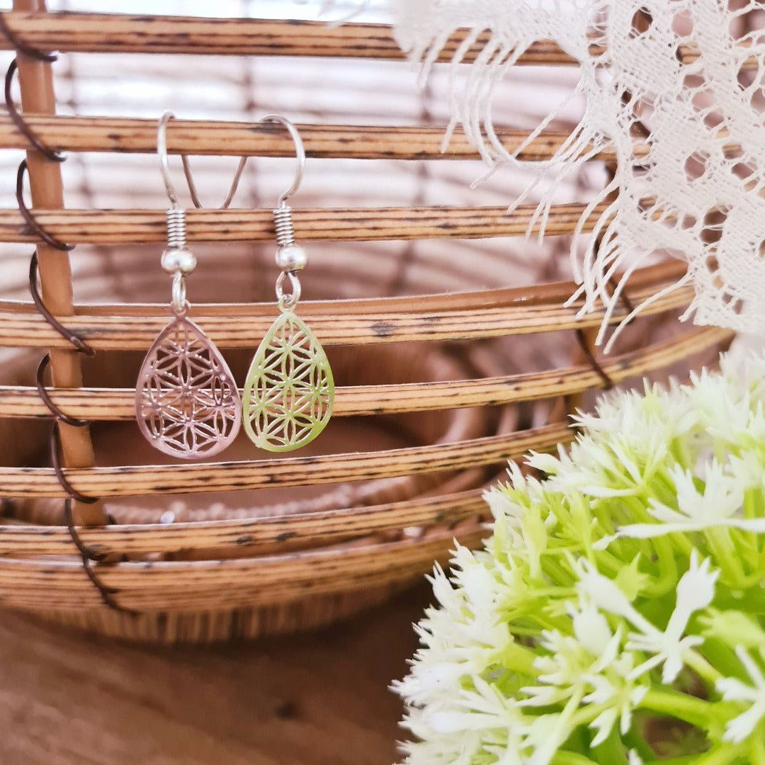 Zilveren oorbellen met opengewerkte druppel