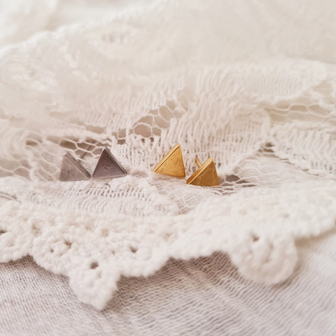 minimalistische driehoekjes oorbellen goud brass