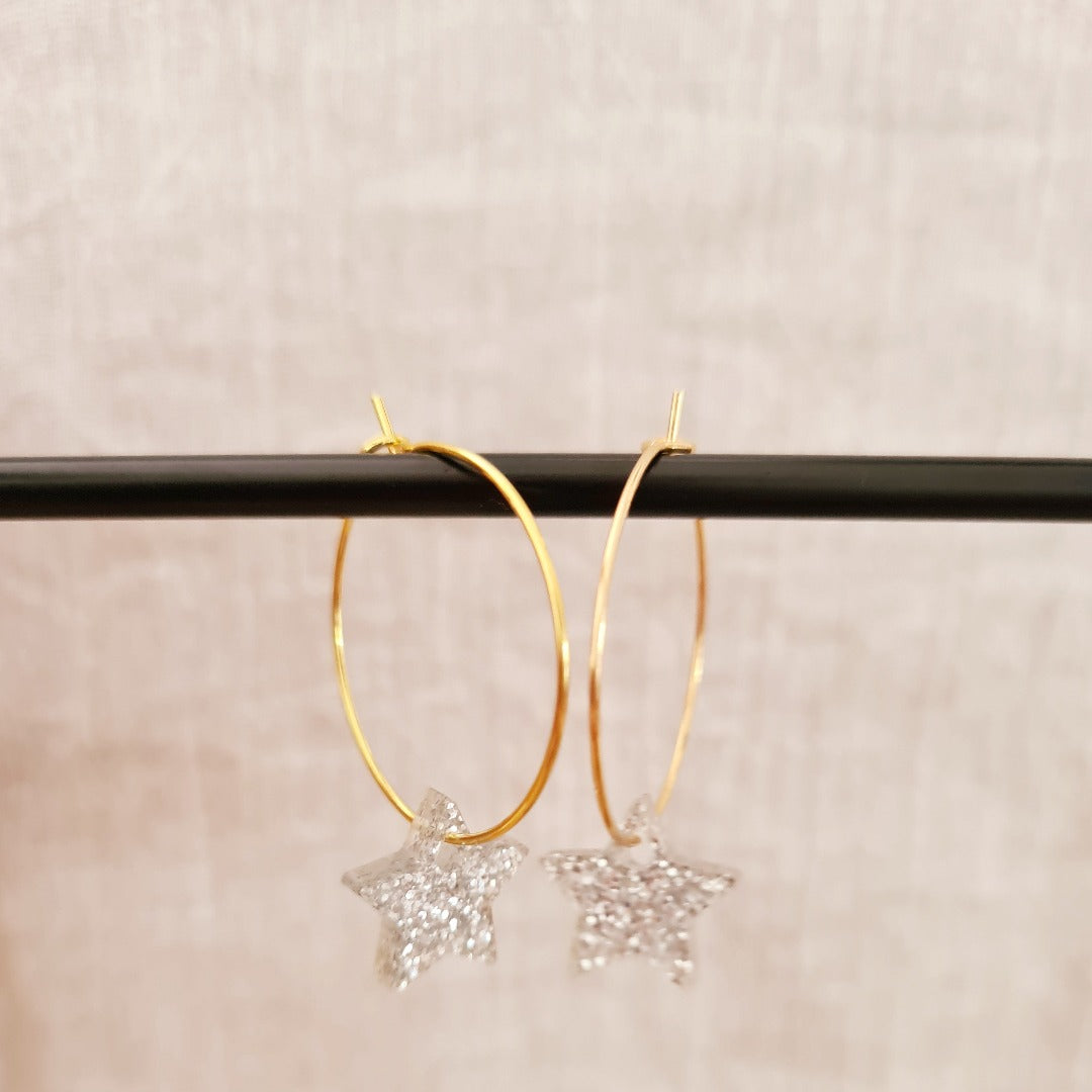 Gouden ringen van stainless steel met plex ster bedel in zilver glitter