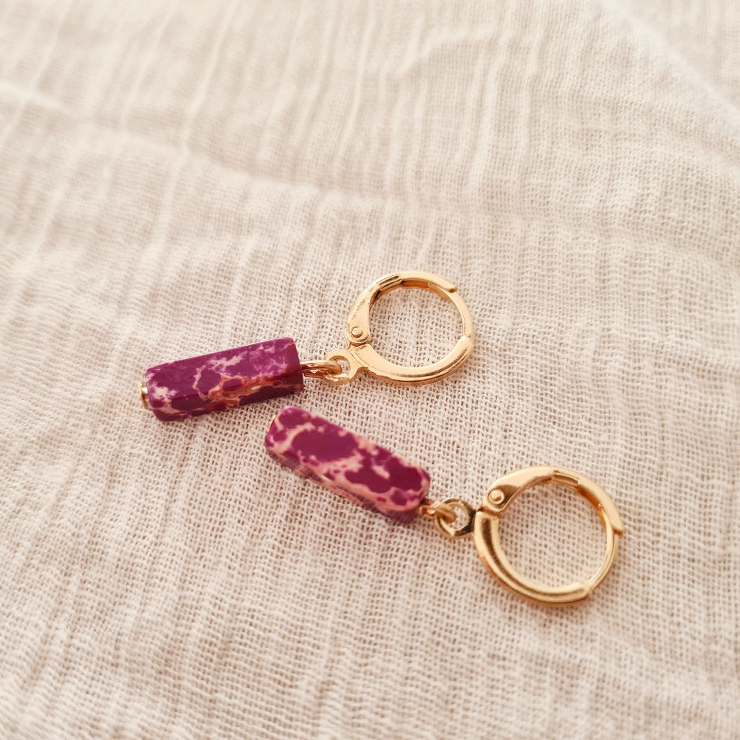 Goudkleurige oorbellen met paars regaliet steentje