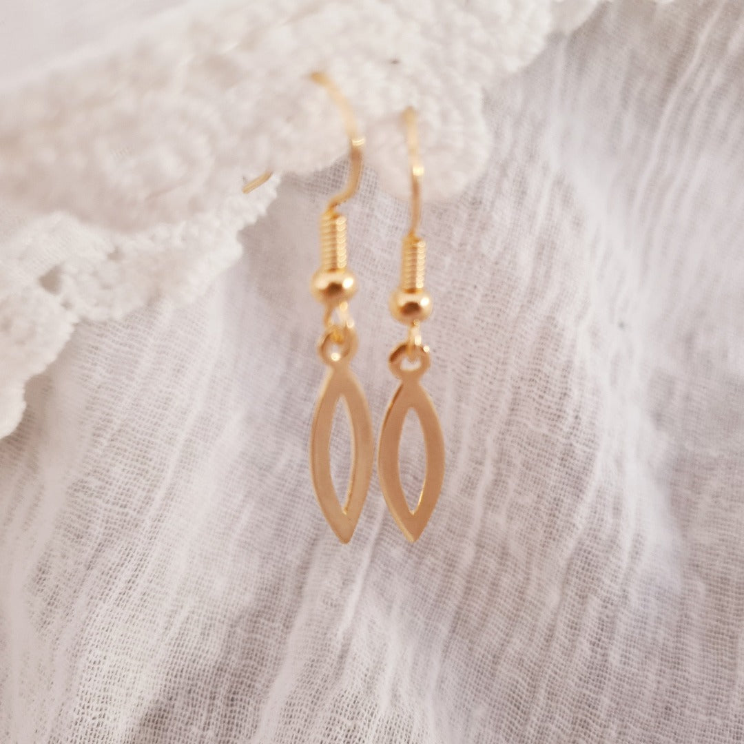 Minimalistische gouden oorbellen met bladvorm