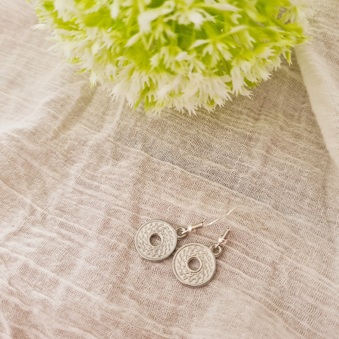 Zilverkleurige oorhangers met muntbedel, subtiel en stijlvol