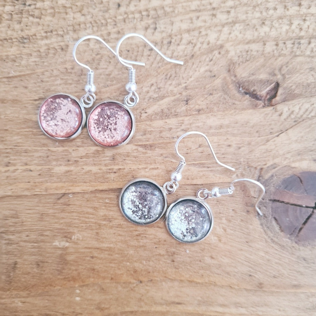 Zilverkleurige oorbellen met roze glittersteentje