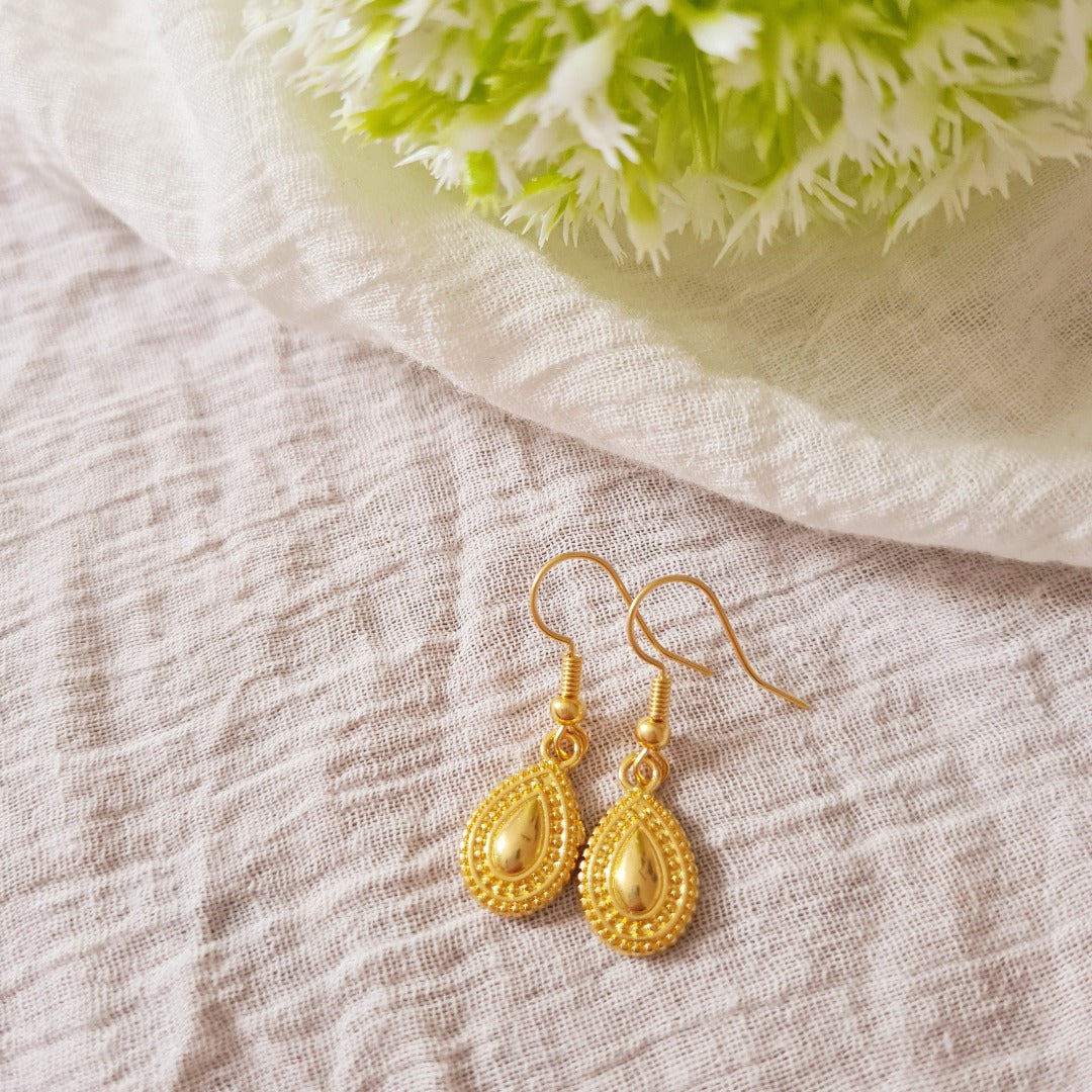 Goudkleurige druppel oorbellen met verfijnde details