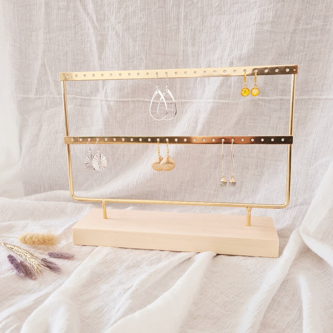 Gouden oorbellenrek met houten voet – 2 rijen, 48 gaatjes