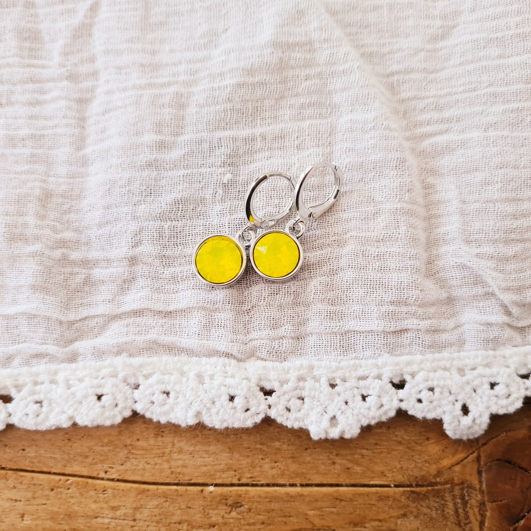 Zilverkleurige ringetjes met geel steentje– licht en speels