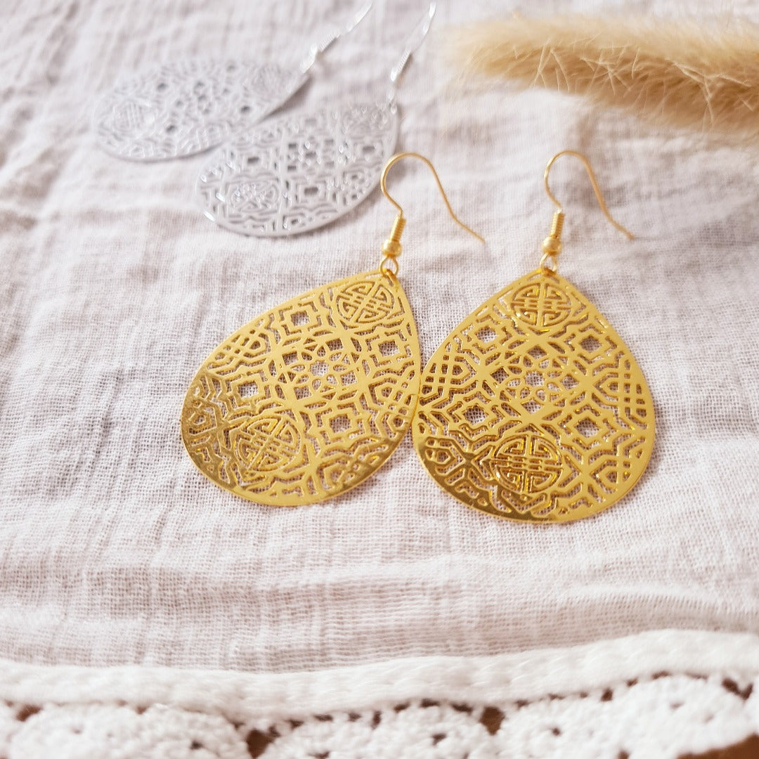 Grote goudkleurige bohemian druppel oorbel