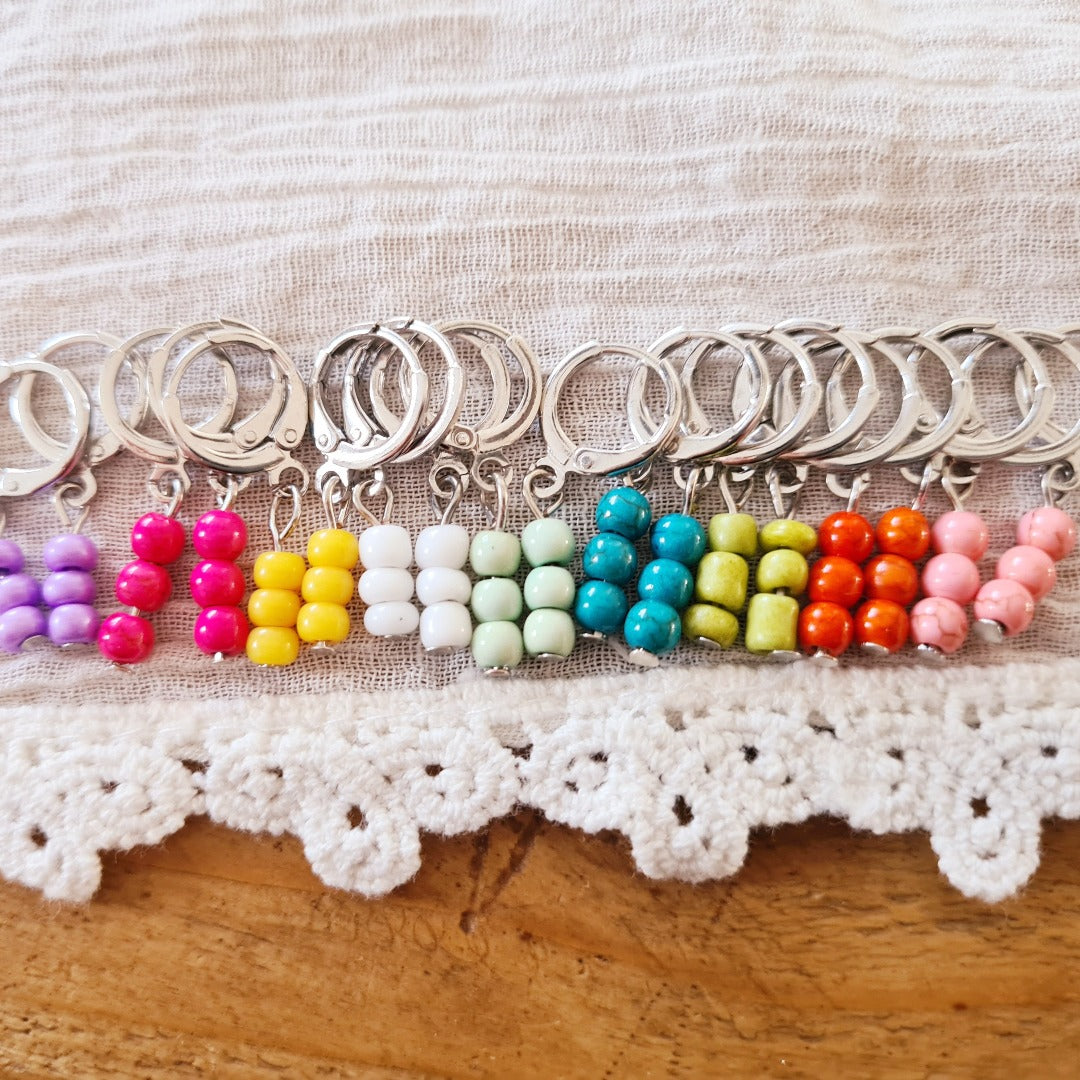 Zilverkleurige oorbellen met hotpink kraaltjes