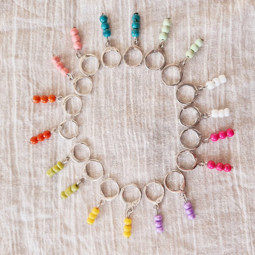 Zilverkleurige ringetjes met oranje kraaltjes