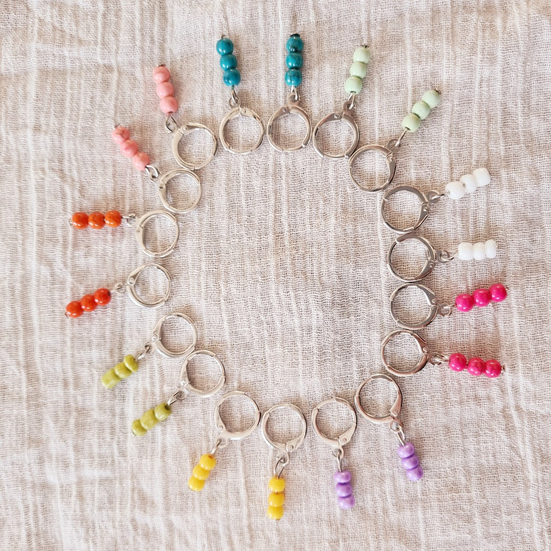 Zilveren ringetjes met paarse kraaltjes