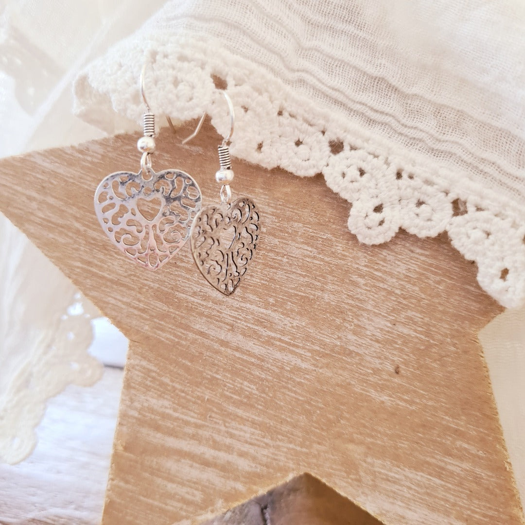 Zilverkleurige oorbellen met hartvormige bohemian bedel