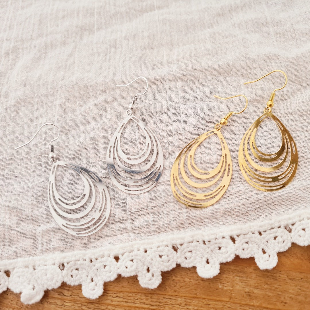 Gouden druppel oorbellen met speels gelaagd design