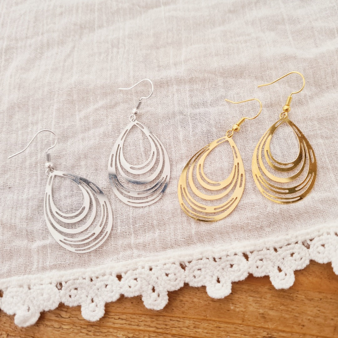 Zilveren druppel oorbellen met speels design