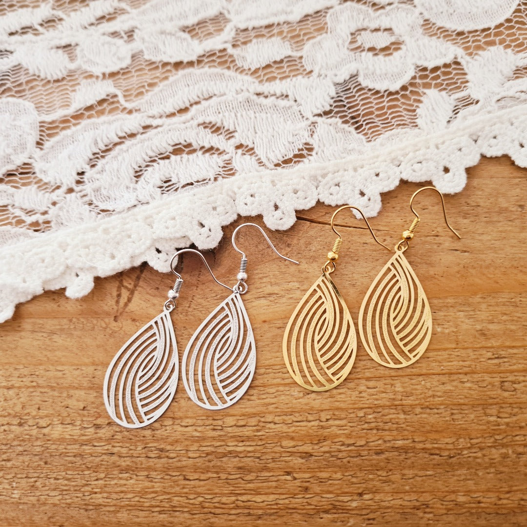 Zilveren druppel oorbellen met elegant golvend patroon