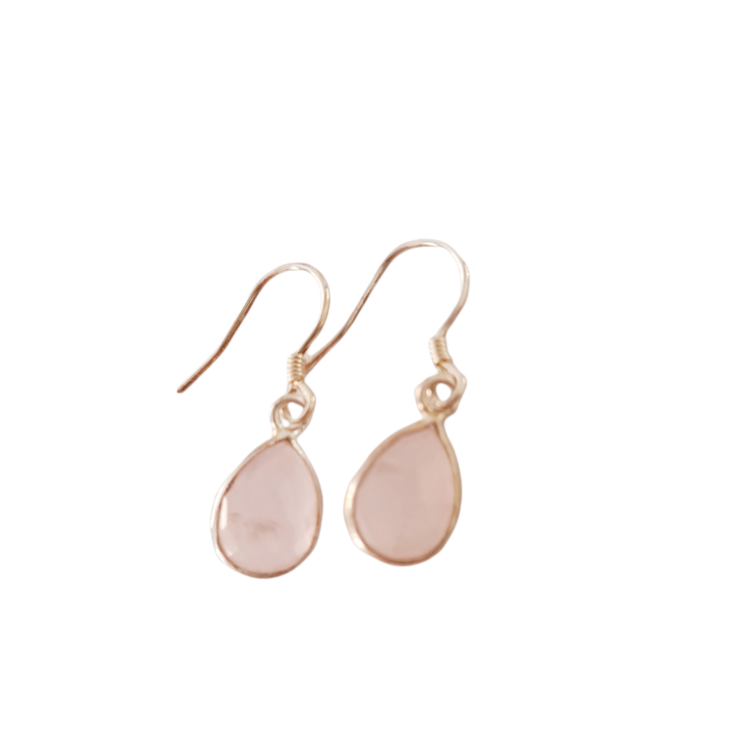 Zilveren oorbellen met rozenkwarts in druppelvorm