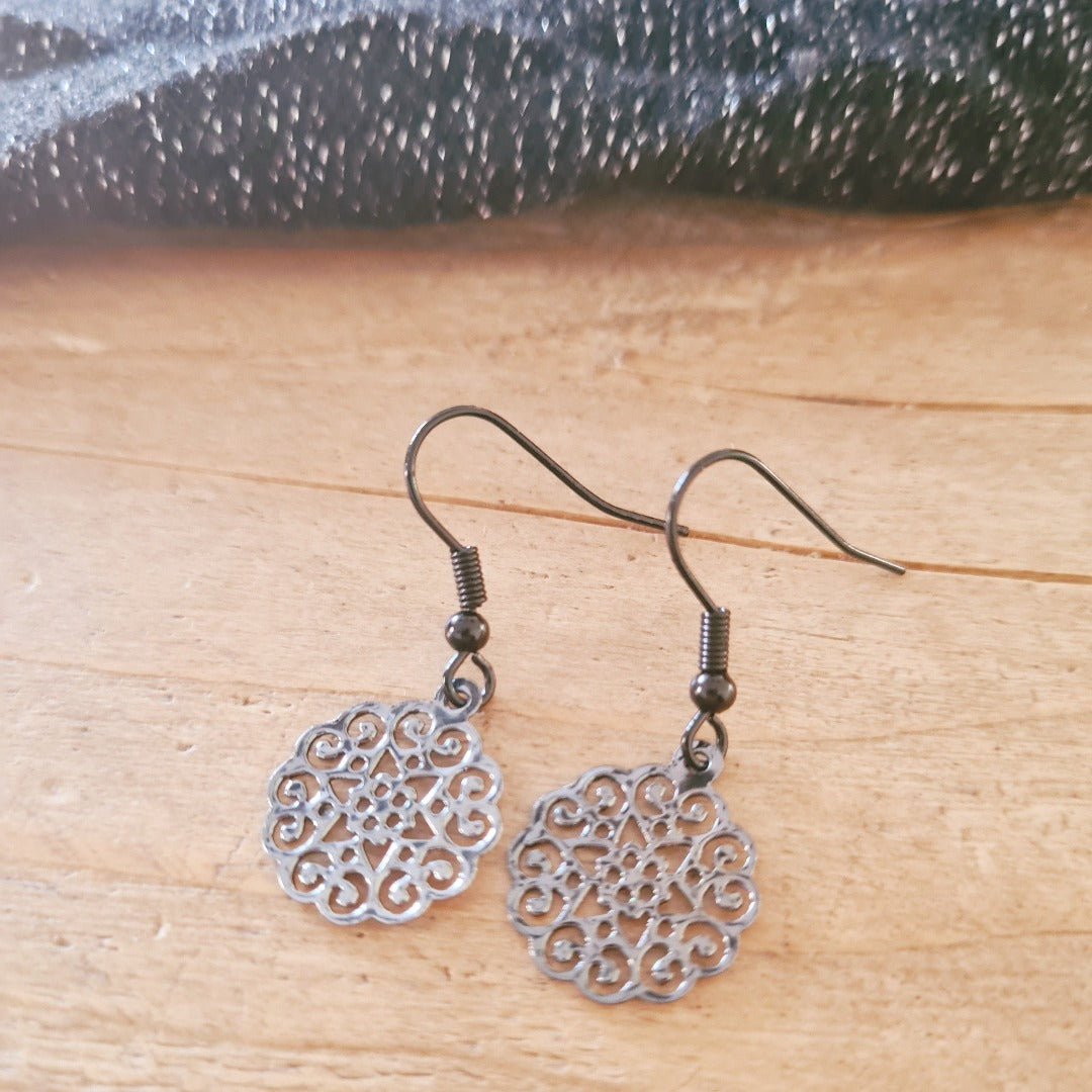 Zwarte korte hangertjes met bohemian look in fijn patroon