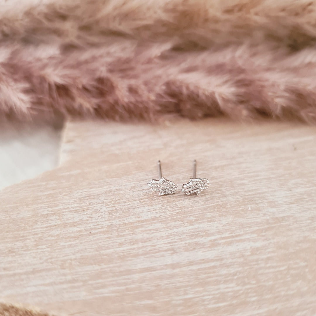 Zilverkleurige stekertjes met hamsa hand