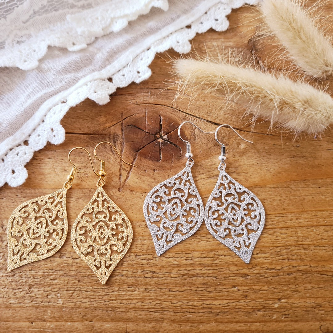 Zilveren druppel oorbellen met bohemian look gedragen