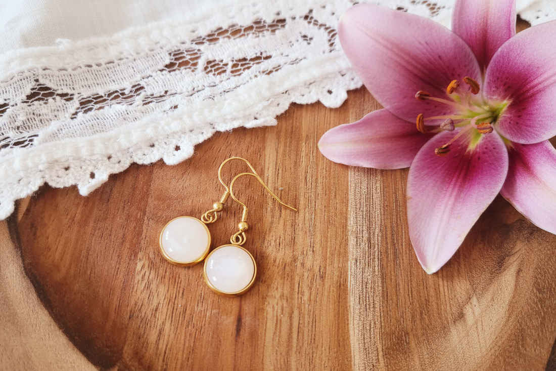 Goudkleurige hangertjes met witte ronde cabochon steen cloud dancer, nikkelvrije oorbellen in goud