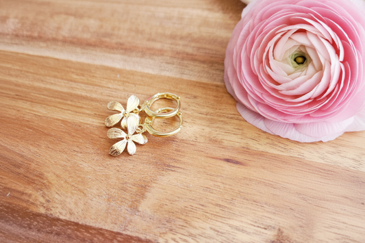 gouden ringetjes met bloem bedel