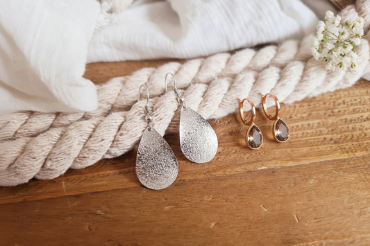 Hoe combineer je oorbellen met je outfit: de ultieme styling gids