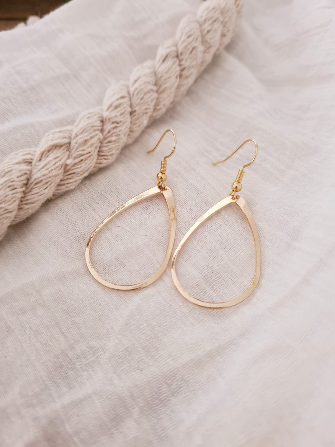 De sieradentrend die blijft: minimalistische oorbellen met betekenis