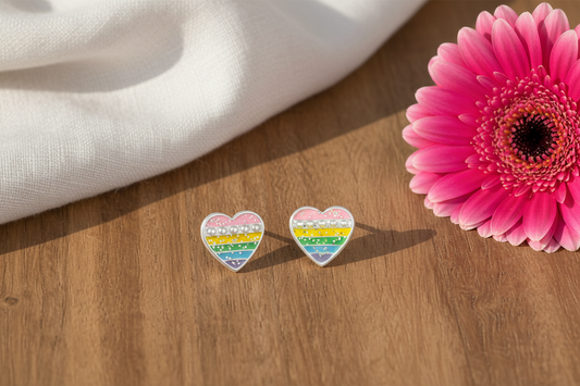 regenboog hart oorbellen zilver fuchsia gerbera hout Alt-tekst: Zilveren hart oorbellen met regenboog glitter en parels, nikkelvrij kinderoorbellen