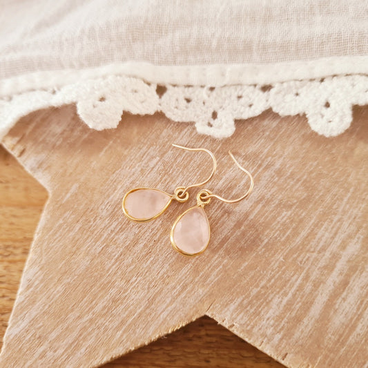 Oorbellen 14 krt goud verguld met rozenkwarts hangertje