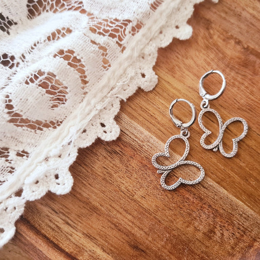 Zilveren ringetjes met mooie vlinderbedel