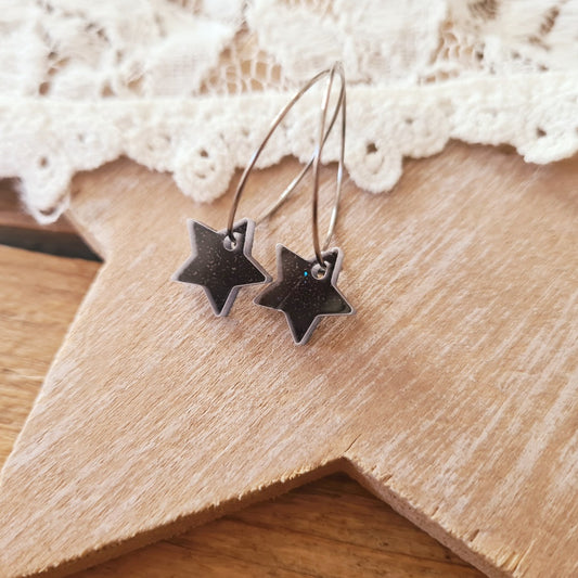 Zilveren ring met plex ster bedel in zwarte glitter