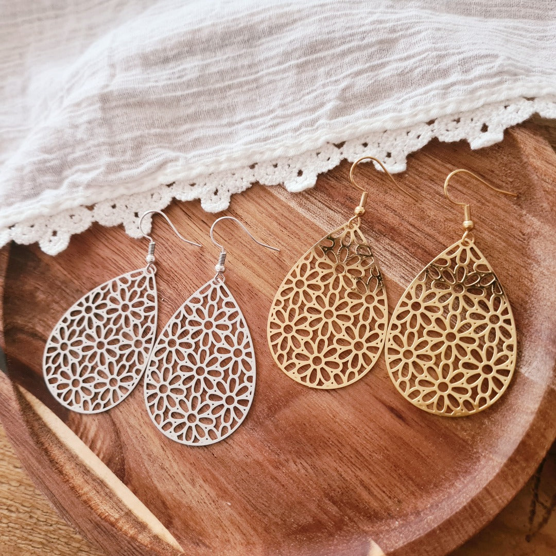 Grote gouden druppel oorbellen met verfijnd bloemmotief