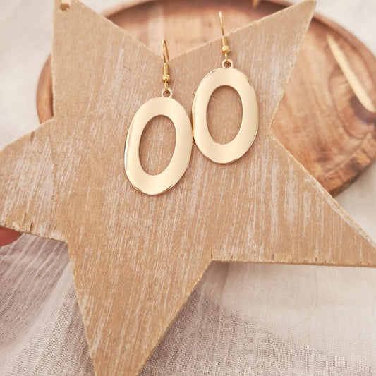 Goudkleurige oorbellen met ovale bedel