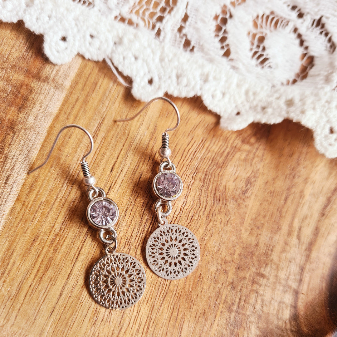 Lange boho oorbellen zilver/lila met filigraan en lila steentje