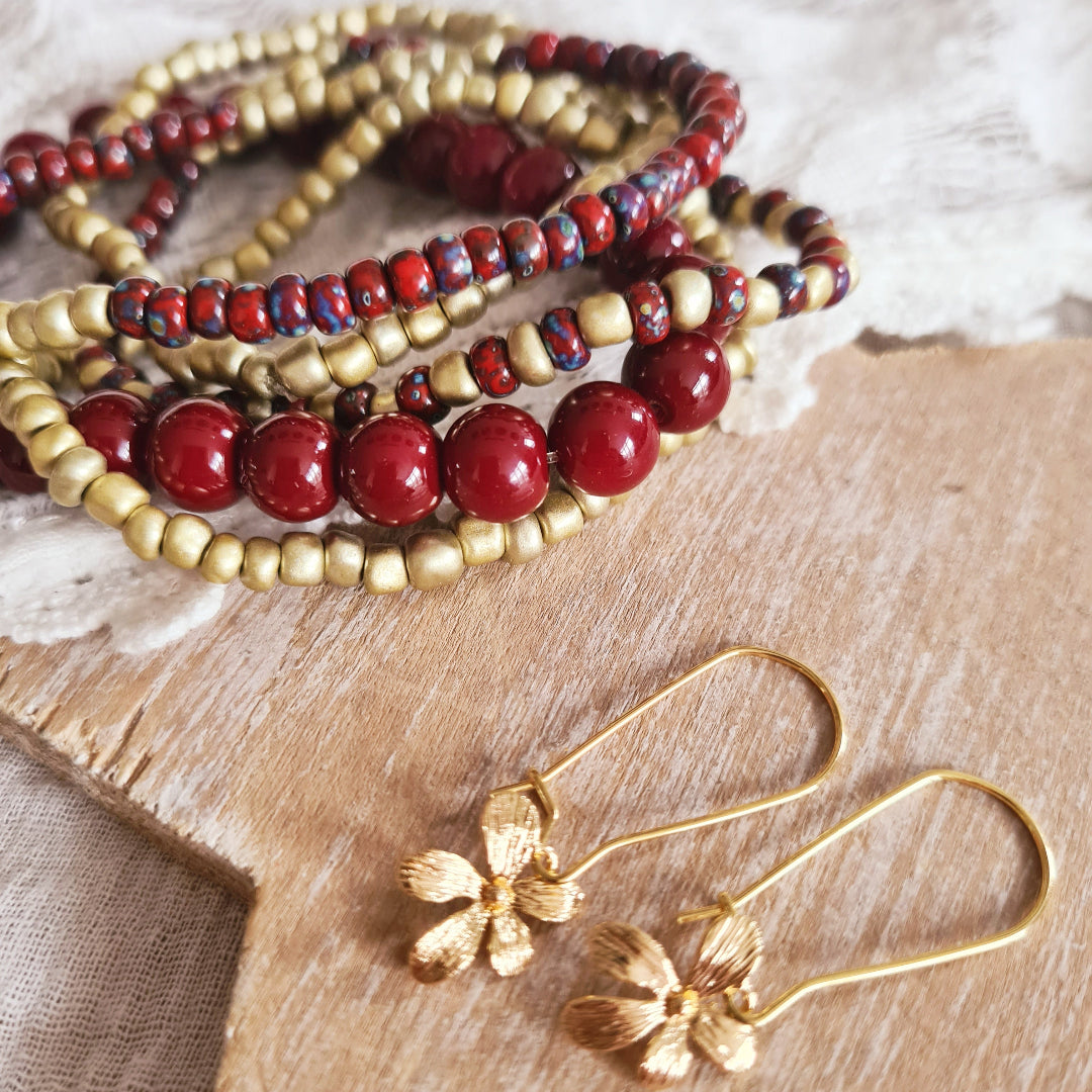 Armbandenset bordeaux burgundy met mooie bloemetjesoorbellen