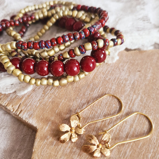 Armbandenset bordeaux burgundy met mooie bloemetjesoorbellen