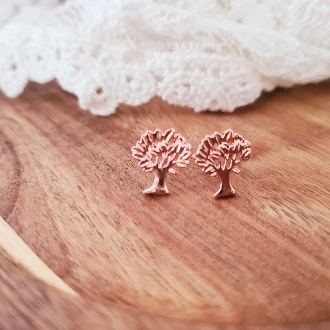 Detail roségouden boompje stekertjes, subtiele brass metaal oorbellen nikkelvrij 1 cm
