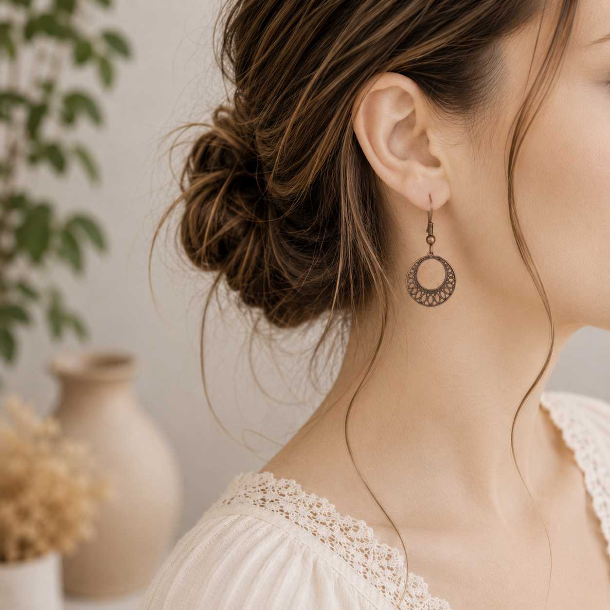 Bronzen oorbellen met ronde bohemian bedel