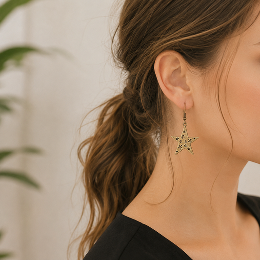 Bronzen steroorbellen met gegraveerd detail gedragen door model, close-up profiel