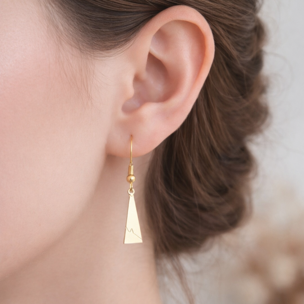 Korte oorbellen met goudkleurig driehoekje – subtiel en modern
