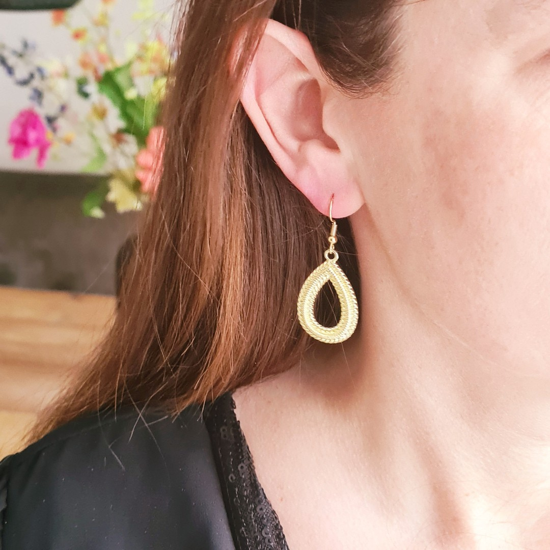 druppel oorbel met chique afwerking in goud