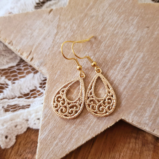 Gouden druppel oorbellen met open patroon en haaksluiting