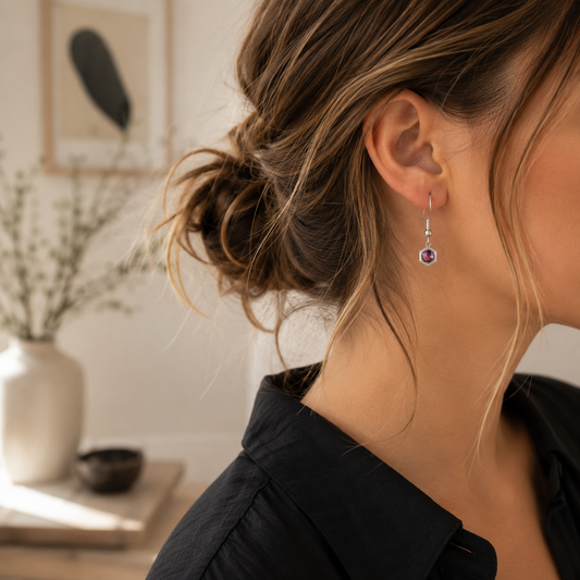 Kleine zilverkleurige stainless steel geboortesteenoorbellen met paarse steen voor februari